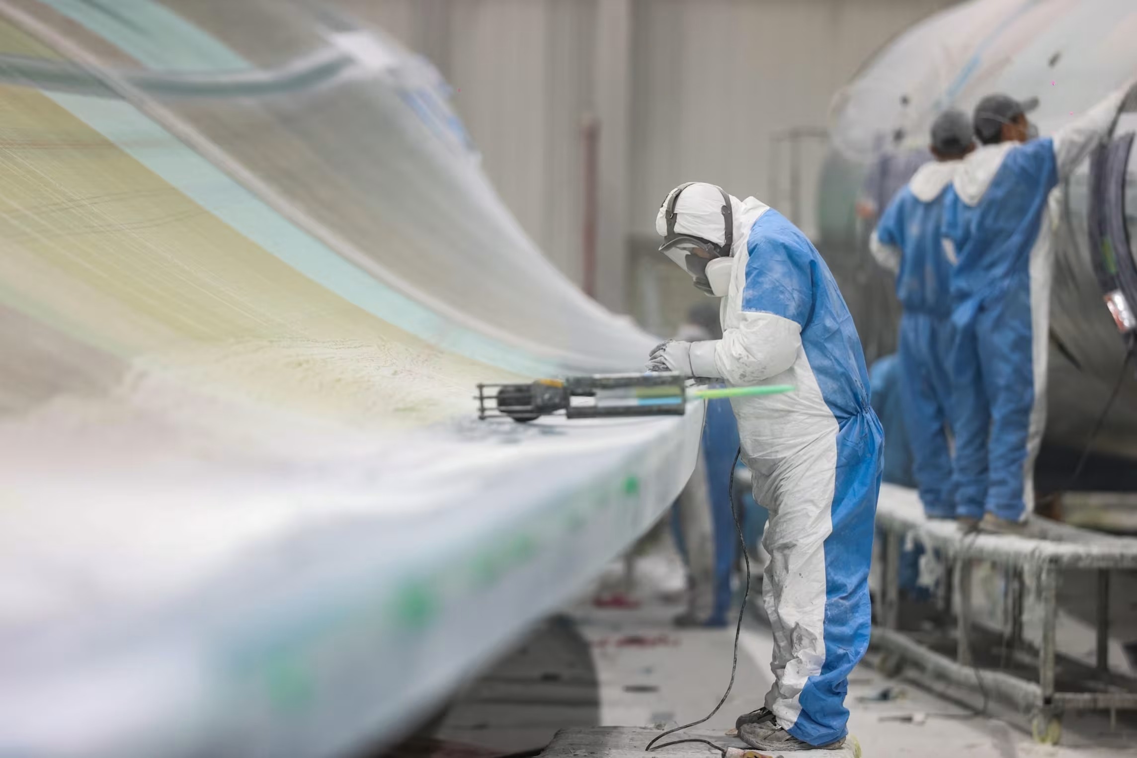 Інженери виготовляють лопаті вітрових турбін у провінції Гуйчжоу, Китай. Програвши в битві за сонячну перевагу, європейські виробники вітрових турбін все ще лідирують у Китаї, хоча конкуренція стає дедалі жорсткішою © Oriental Image/Reuters